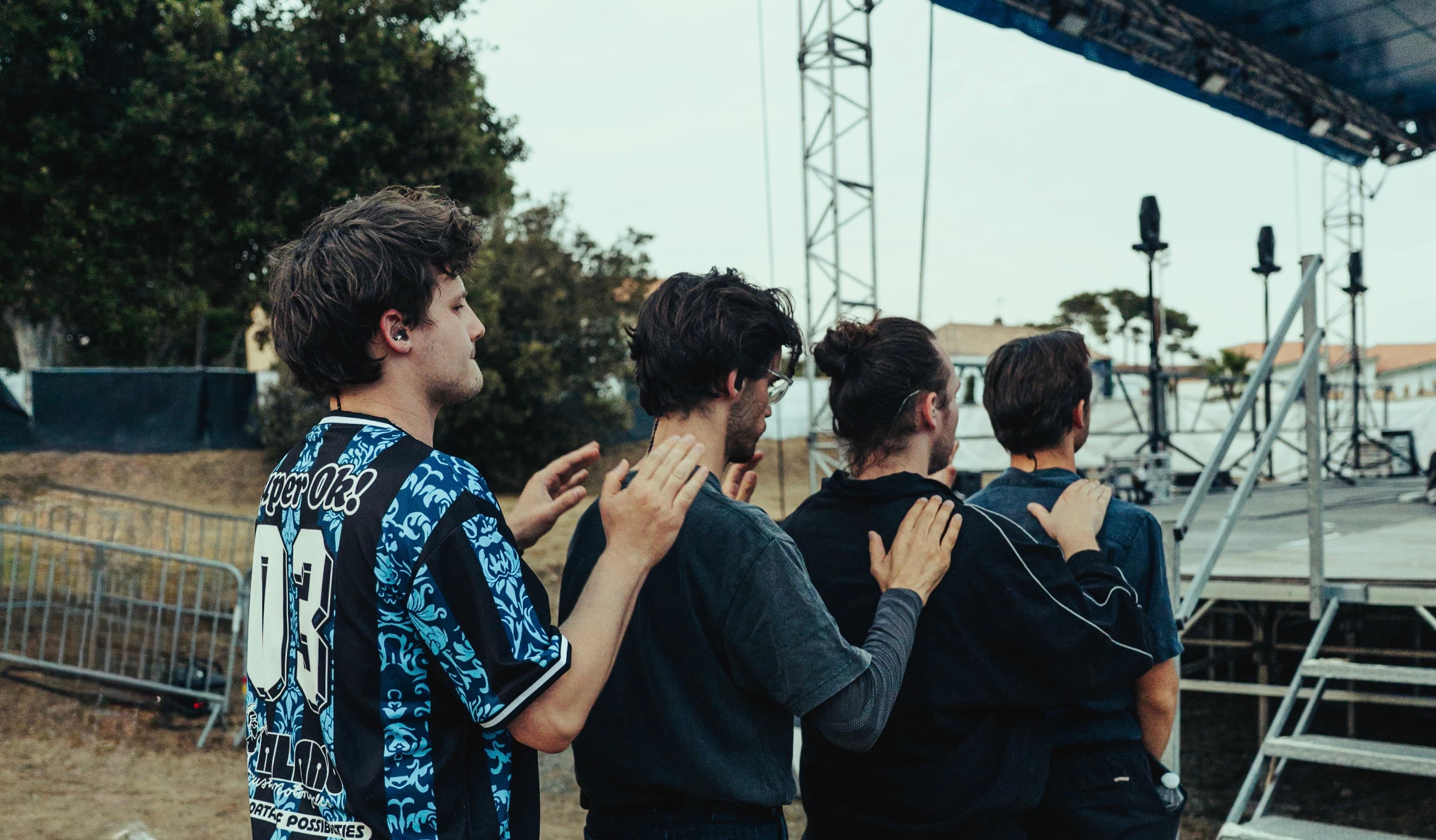 Les quatre membres de OAK réunis en coulisses avant un concert